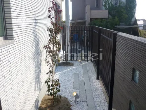 吹田市 新築シンプル オープン外構 門柱 目隠し バルコニー 植栽 花壇 ベランダ屋根