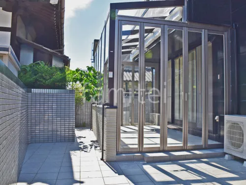 和歌山市 お庭リフォーム外構 木製調ガーデンルーム LIXILリクシル ココマ 腰壁仕様 サンルーム タイルデッキ