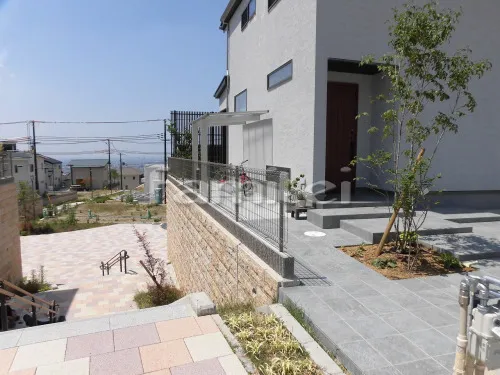 宝塚市 新築シンプル オープン外構 玄関まわり 門柱 アプローチ フェンス サイクルポート