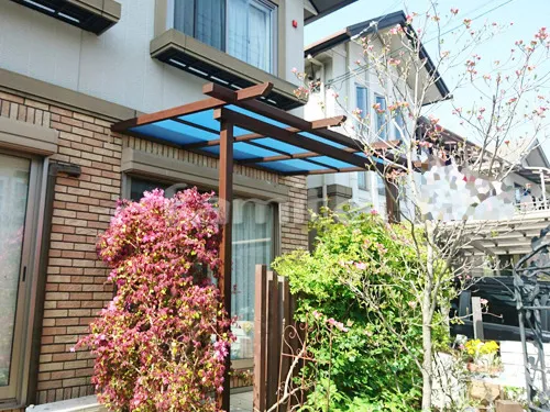 神戸市西区 エクステリア工事 フル木製調テラス屋根 YKKAP サザンテラス パーゴラタイプ 1階用 F型フラット屋根
