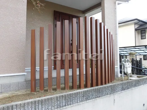 川西市 リフォーム外構 木製調デザインアルミ角柱 カーポート プライスポート 1台 目隠しフェンス塀 人工木材ウッドデッキ