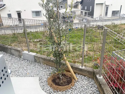 奈良市 新築シンプル オープン外構　門柱 目隠し シンボルツリー花壇 タイルデッキ