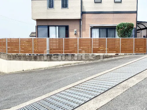 大和高田市 エクステリア工事 木製調目隠しフェンス塀 YKKAP ルシアスF04型