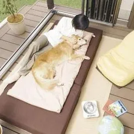 愛犬とテラスでお昼寝