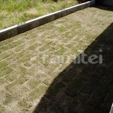 兵庫　芝生は土間のデザインにも使えます。