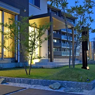 優しく灯るホームヤードルーフ☆落ち着きあるデザインが住宅に調和します。