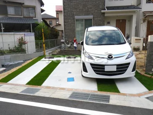 駐車場ガレージ 土間コンクリート 人工芝目地