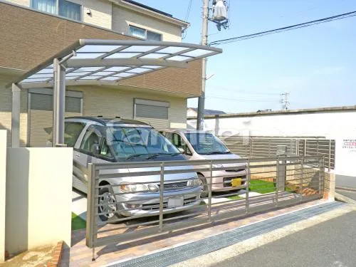 ガレージまわり 跳ね上げ式門扉 駐車場屋根 インターロッキング 土間コンクリート 人工芝 溝蓋 目隠しフェンス塀