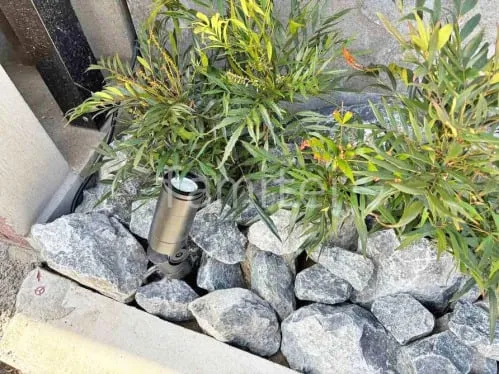 ロックガーデン　下草　低木　植栽　割栗石