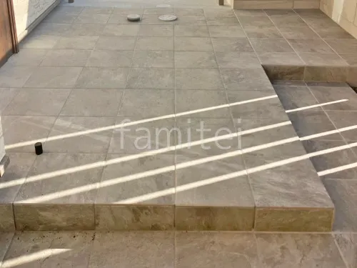 玄関アプローチ 床タイル貼り