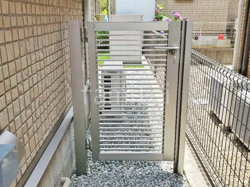 片開き 門扉 LIXIL AB YR2型 細横桟 の外構施工例(現場番号:46198) - ファミリー庭園
