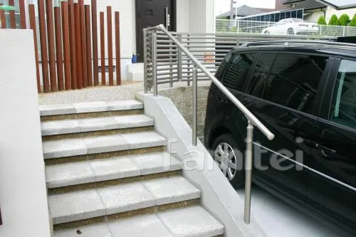 玄関アプローチ 浮遊階段（蹴込み階段）　UD手すり