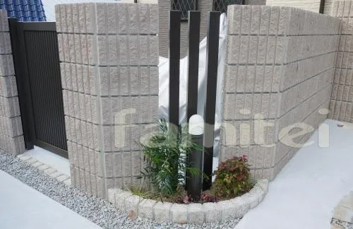 門まわりミニ花壇　植栽:常緑マホニアコンヒューサ　デザイン角柱