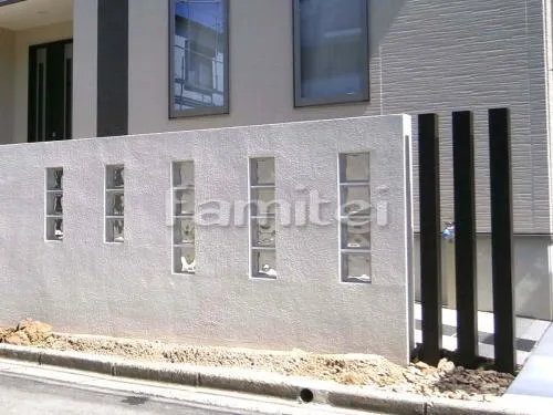 塗り壁ホワイト塀 ガラスブロック カスミ　木製調デザインアルミ角柱 プランパーツ