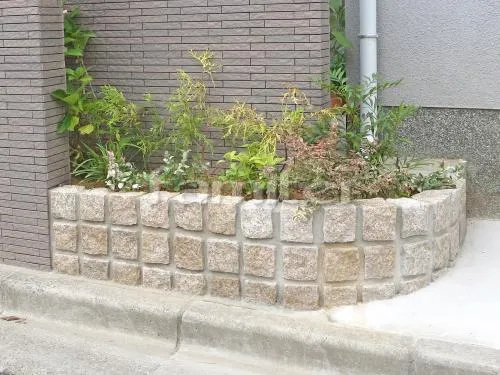 ピンコロ石積み花壇 カーブ曲線デザイン 下草 低木 植栽