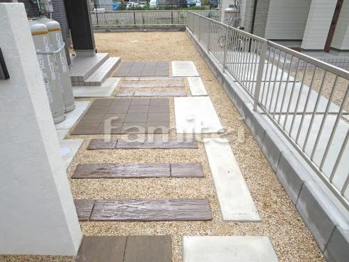 玄関アプローチ 床石貼り ユニソン リビオ ブラウン コンクリート製枕木(擬木) 東洋工業 TYスリーパーペイブ