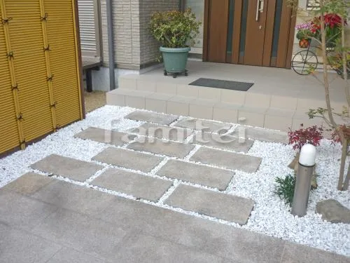 玄関アプローチ 床板石貼り サビミカゲ バーナー仕上げ 化粧砂利
