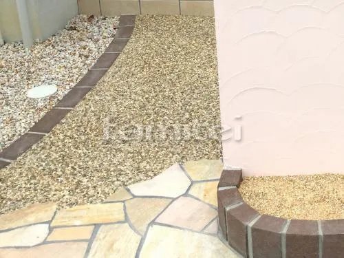 玄関アプローチ 床洗い出し仕上げ ジャミ 床石貼り 乱形石 石英岩 縁レンガライン