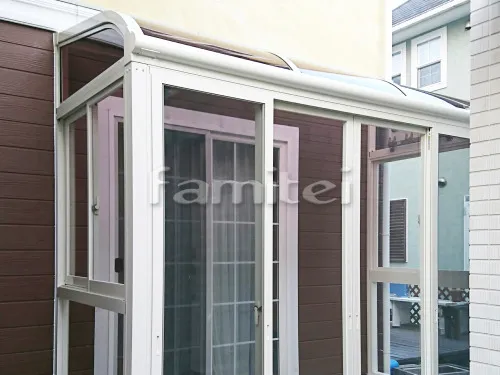 ガーデンルーム YKKAP サンフィール3 サンルーム R型アール屋根 壁付け物干し 網戸(正面)