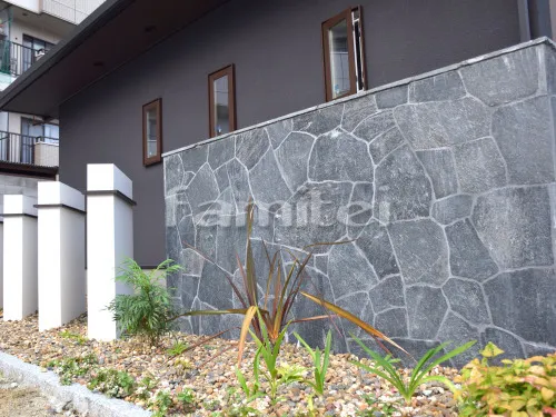 デザイン塀 壁石貼り ユニソン クレモナストーン クォーツブラック 乱形石 石英岩