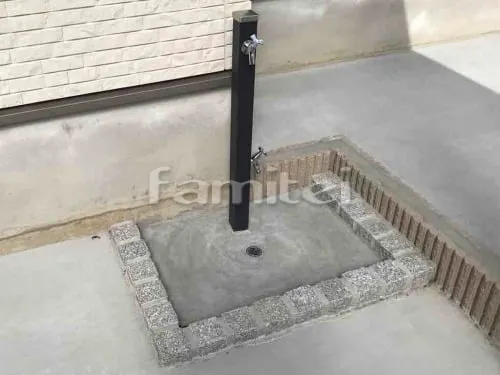 立水栓 ユニソン スプレスタンド60 蛇口2個付き ピンコロ囲い モルタル仕上げ洗い場