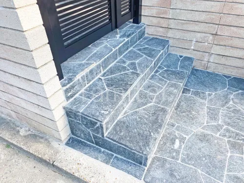玄関アプローチ階段 床石貼り 乱形石 石英岩