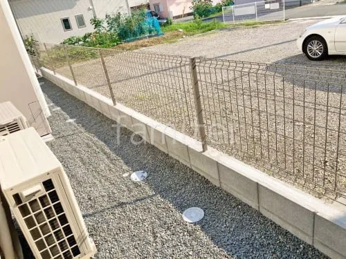 境界フェンス塀 YKKAP イーネット3F型 コンクリートブロック 犬走り 防犯砂利敷き バラス砕石 防草シート加工