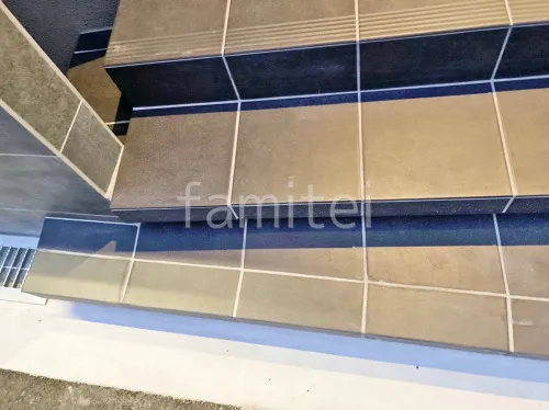玄関アプローチ 浮遊階段（蹴込み階段） 床タイル貼り LIXIL フィネッツァ