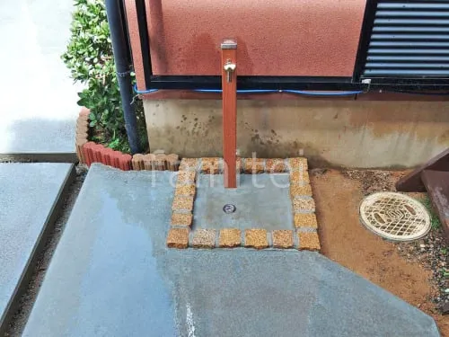 立水栓 ユニソン スプレスタンド60 蛇口1個付き ピンコロ囲い水受け(パン) 土間モルタル仕上げ 洗い場