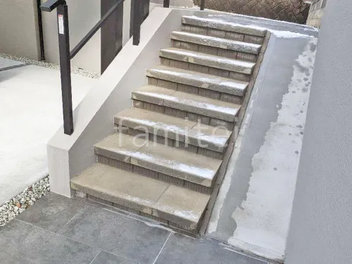玄関アプローチ 浮遊階段（蹴込み階段） 平板敷き ユニソン リビオ