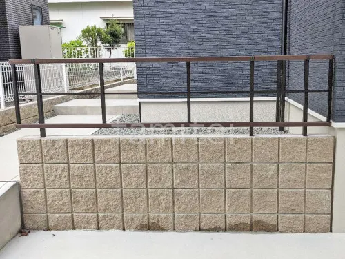 ブロック塀 （化粧ブロック） 久保田セメント バリュー1  アルミ形材 フェンス YKKAP 木製調ルシアスH05型 横格子 木調・ラティス