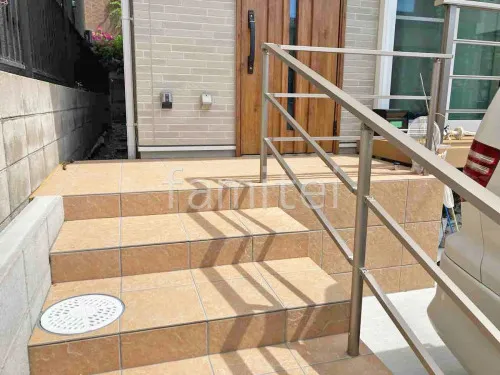 玄関アプローチ階段 床タイル貼り LIXIL グレイスランド