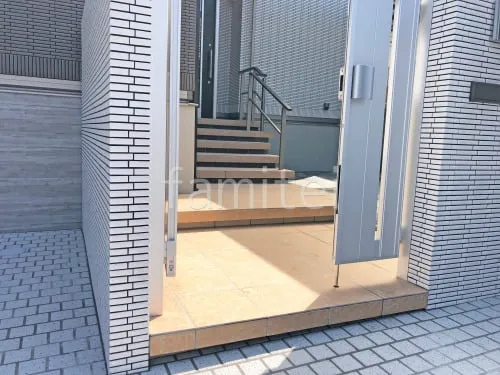 玄関アプローチ 浮遊階段（蹴込み階段） 床タイル貼り LIXIL グレイスランド