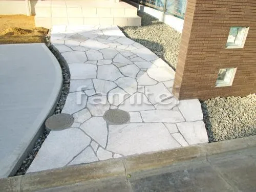 玄関アプローチ 床石貼り 乱形石 石英岩 ホワイト バラス砕石目地 カーブ曲線デザイン