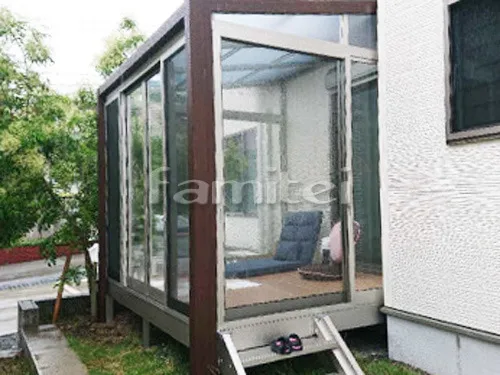木製調ガーデンルーム YKKAP ソラリア テラス囲いサンルーム F型フラット屋根 網戸(正面 両側面)