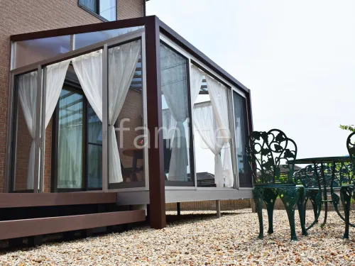 木製調ガーデンルーム YKKAP ソラリア テラス囲いサンルーム F型フラット屋根 物干し 網戸(正面 両側面)