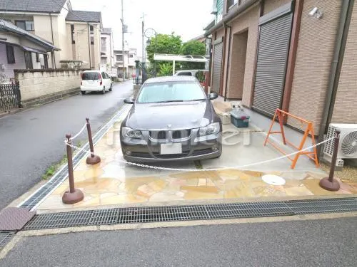 駐車場ガレージ床 土間コンクリート 草目地 タマリュウ 床石貼り 乱形石 石英岩 アルビノイエロー