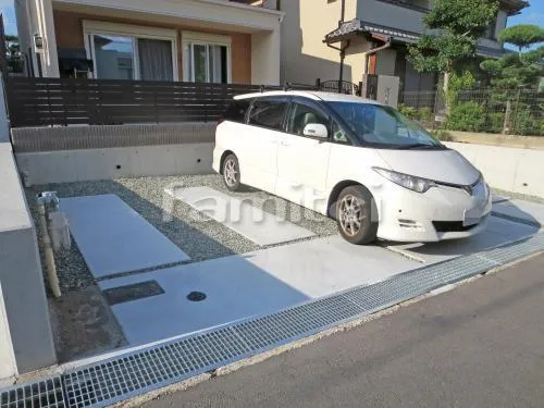 駐車場ガレージ床 轍(わだち) 土間コンクリート 防犯砂利目地 バラス砕石敷きデザイン 防草シート加工 溝蓋(みぞふた) 片岡産業 グレーチング ノンスリップ KUW-30-25