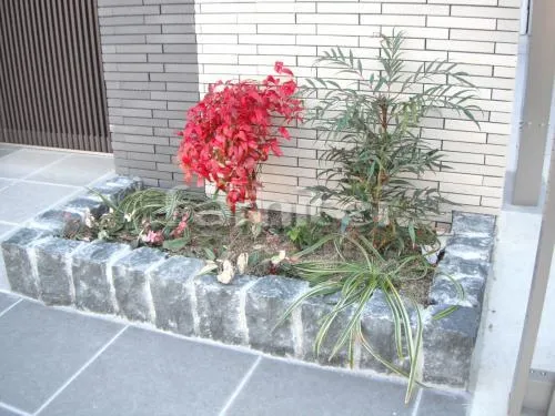 ピンコロ石花壇 黒 下草 低木 植栽