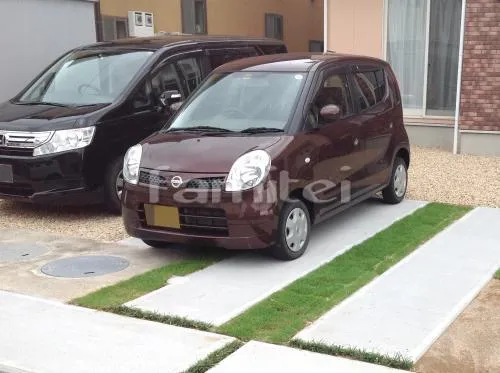 駐車場ガレージ床 轍(わだち) 土間コンクリート 草目地 タマリュウ 芝生敷きデザイン 姫高麗芝