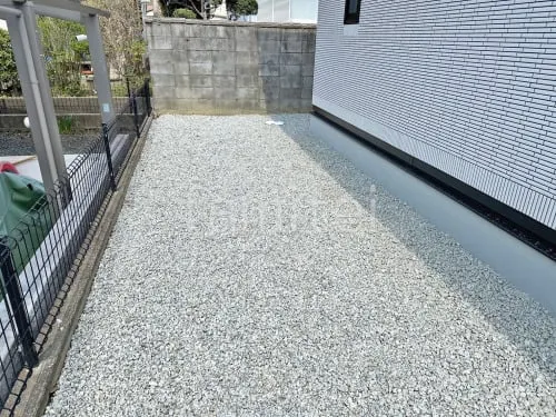 犬走り 防犯砂利敷き バラス砕石 防草シート加工