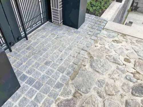 玄関アプローチ 床石貼り ピンコロ石