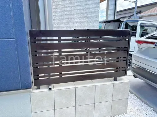 タイルデッキ 壁2面  LIXIL パセオ ベーシック テラコッタ風 アルミ形材 フェンス YKKAP ルシアスH03型 横板+細横格子 目隠し