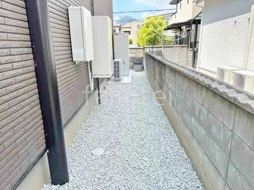 犬走り 防犯砂利敷き バラス砕石 防草シート加工