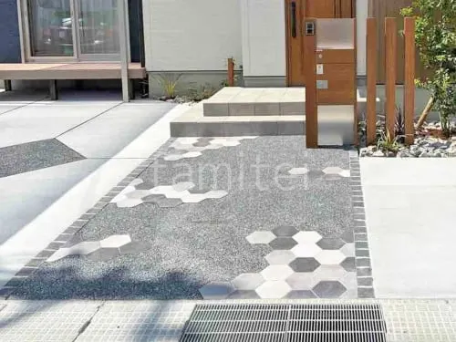 玄関アプローチ 床洗い出し仕上げ 床タイル張り サンワカンパニー ヘキサゴン