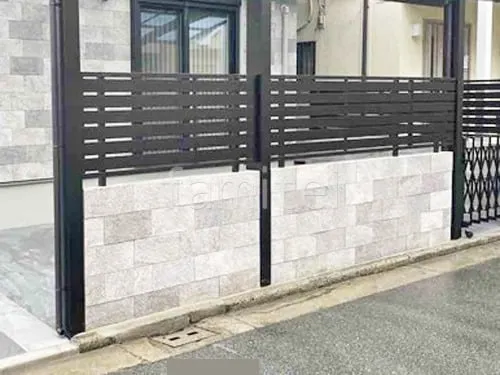 壁タイル張り  LIXIL ストーンタイプコレクション  アルミ形材 フェンス YKKAP シンプレオYS3型 横スリット 目隠し