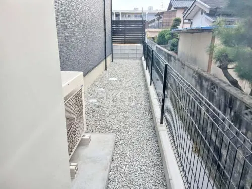 犬走り 防犯砂利敷き バラス砕石 防草シート加工