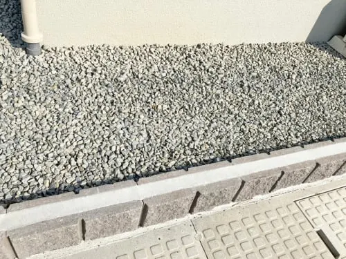 犬走り 防犯砂利敷き バラス砕石 防草シート加工