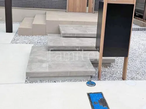 玄関アプローチ 浮遊階段(蹴込み階段) 床タイル張り タカショー セラレバンテ