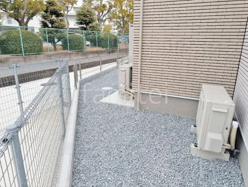 犬走り 防犯砂利敷き バラス砕石 防草シート加工